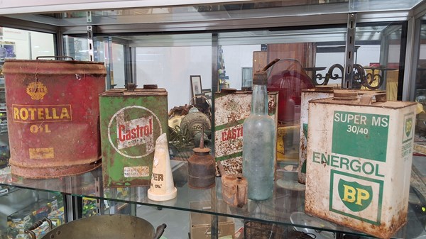 Lot 302 - OIL TINS