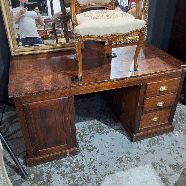 Lot 272 - DESK