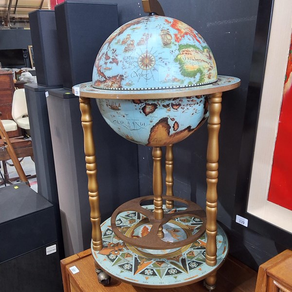 Lot 338 - GLOBE DRINKS STAND