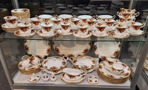 Lot 1172 - ROYAL ALBERT DINNER SERVICE