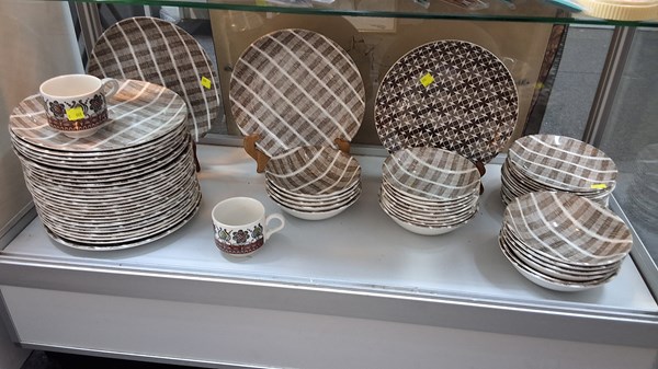 Lot 1427 - DINNERWARE