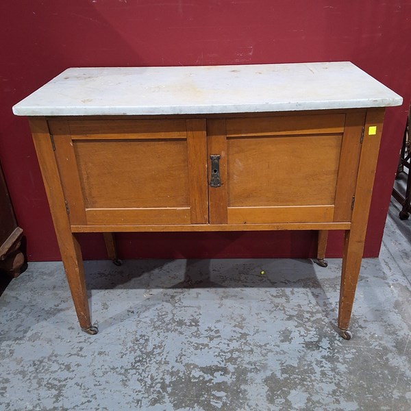 Lot 218 - WASH STAND