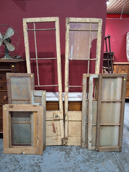 Lot 216 - DOORS AND WINDOWS