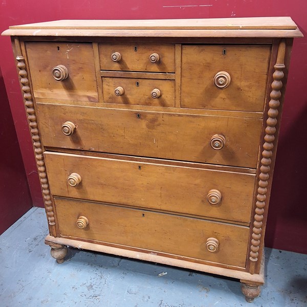 Lot 162 - CHEST OF DRAWERS