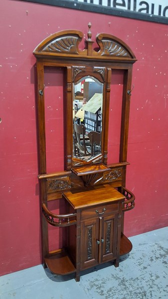 Lot 134 - HALLSTAND