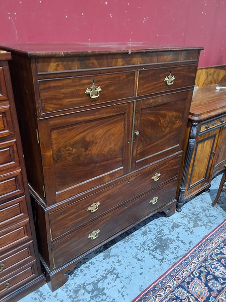 Lot 54 - GENTLEMANS CHEST OF DRAWERS