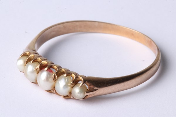 Lot 1026 - GOLD PEARL RING