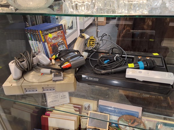 Lot 1372 - CONSOLES & GAMES