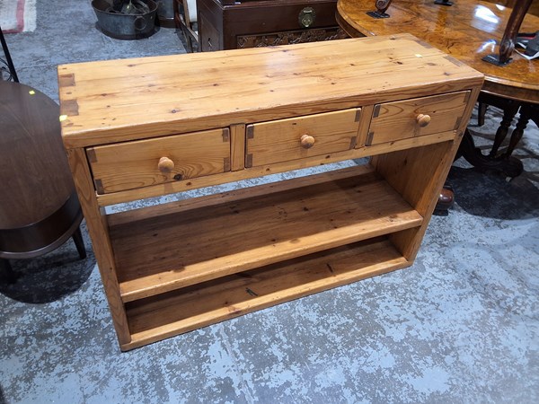 Lot 82 - CONSOLE