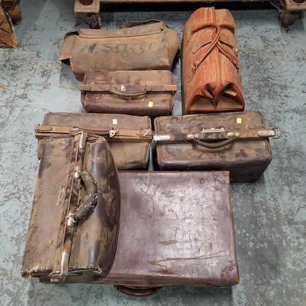 Lot 160 - KIT BAGS