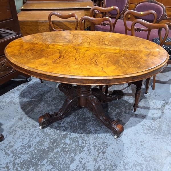 Lot 275 - LOO TABLE