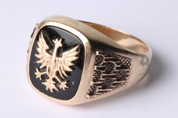 Lot 1014 - GOLD SIGNET RING