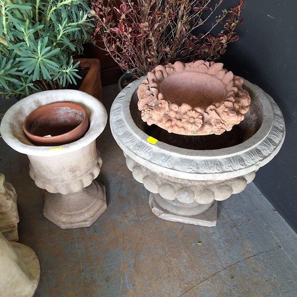 Lot 25 - LOT OF PLANT POTS