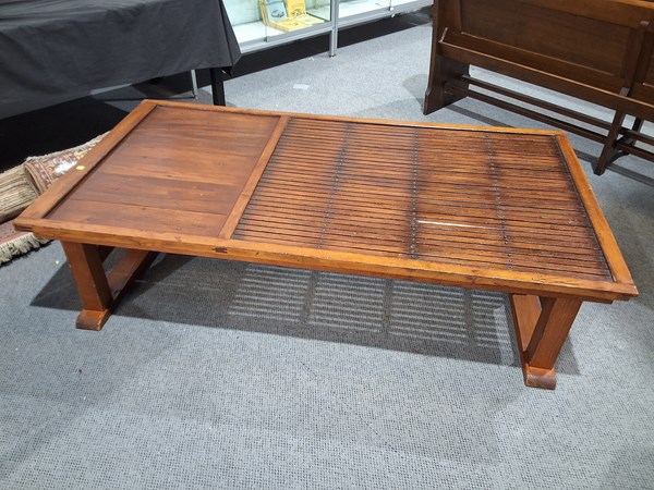 Lot 194 - COFFEE TABLE