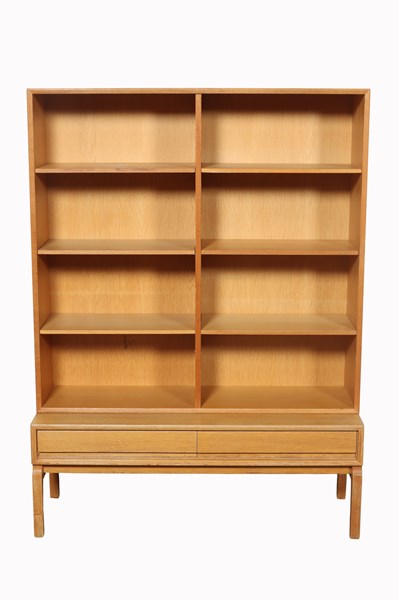 Lot 212 - OAK BOOKSHELF