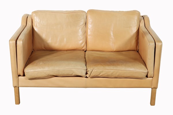 Lot 74 - LEATHER LOUNGE