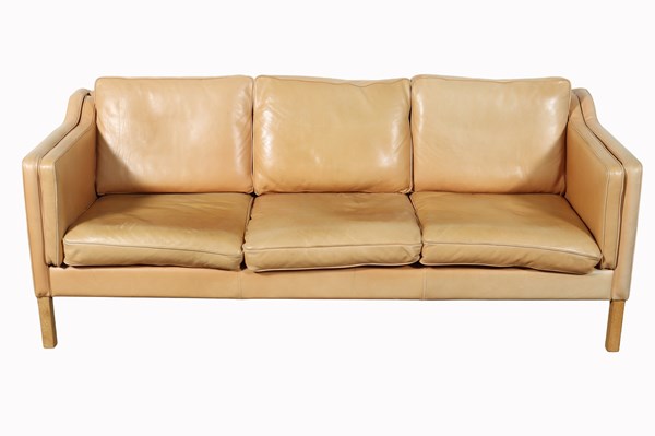 Lot 71 - LEATHER LOUNGE