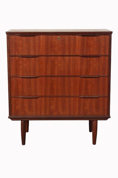 Lot 201 - CHEST OF DRAWERS