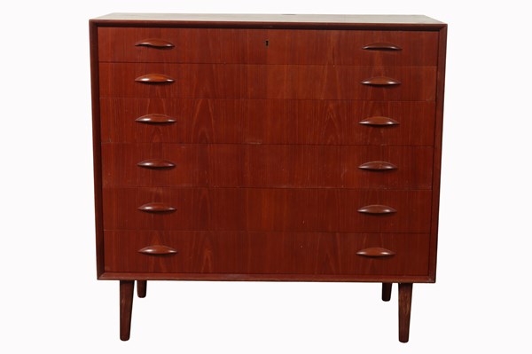 Lot 172 - CHEST OF DRAWERS