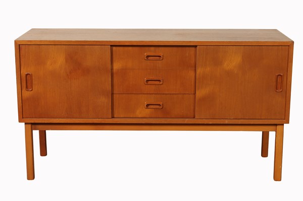 Lot 60 - PETITE SIDEBOARD