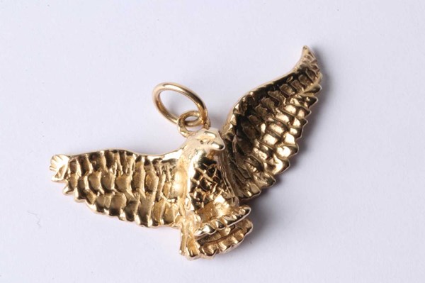 Lot 1015 - GOLD PENDANT