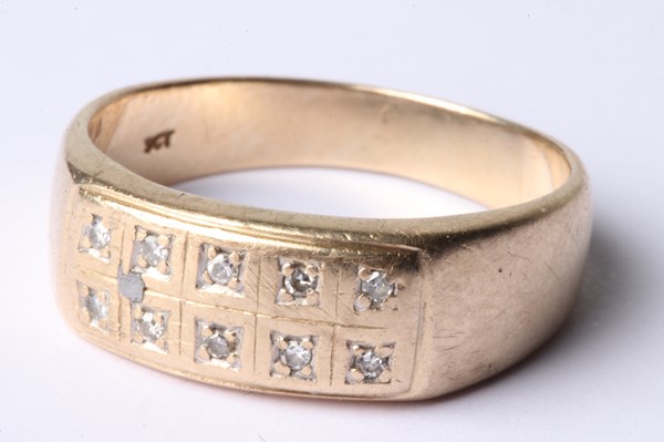 Lot 1005 - GOLD RING