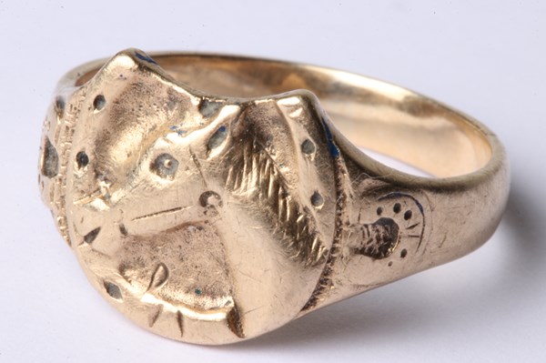 Lot 1013 - GOLD RING