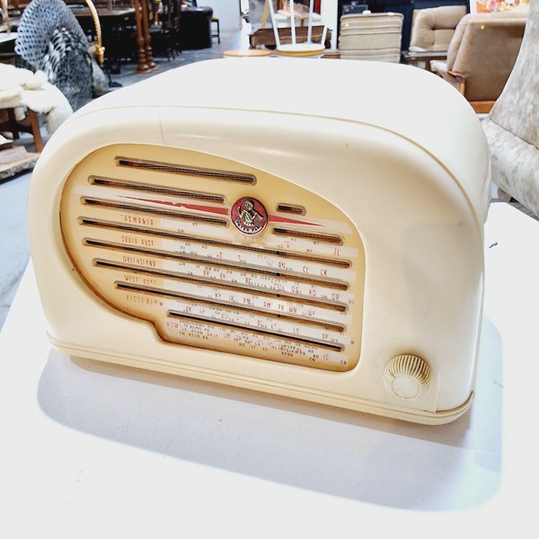 Lot 1225 - BAKELITE RADIO