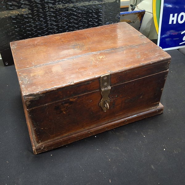 Lot 1328 - TRAVEL BOX