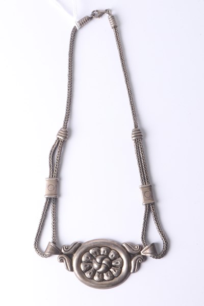 Lot 1046 - SILVER NECKLACE