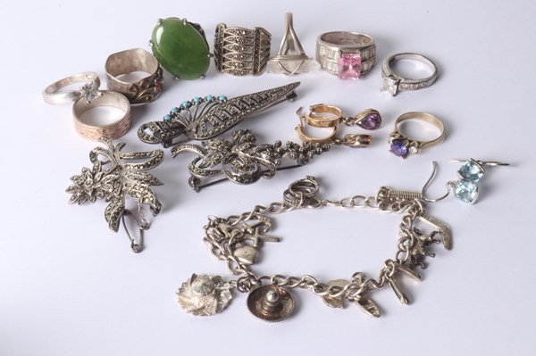 Lot 1044 - JEWELLERY