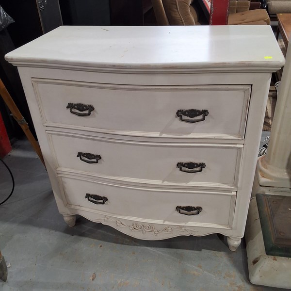 Lot 109 - CHEST OF DRAWERS