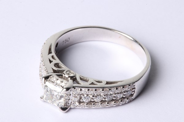 Lot 1023 - GOLD & DIAMOND RING