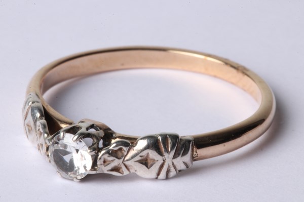 Lot 1010 - GOLD & DIAMOND RING