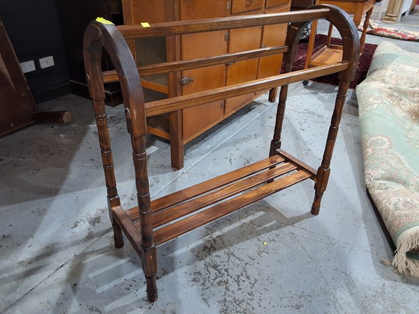 Lot 218 - TOWEL RAIL