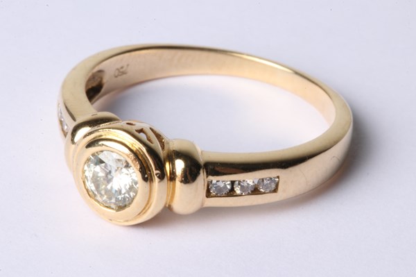 Lot 1017 - GOLD & DIAMOND RING