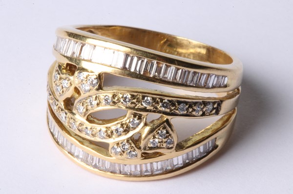 Lot 1006 - GOLD & DIAMOND RING