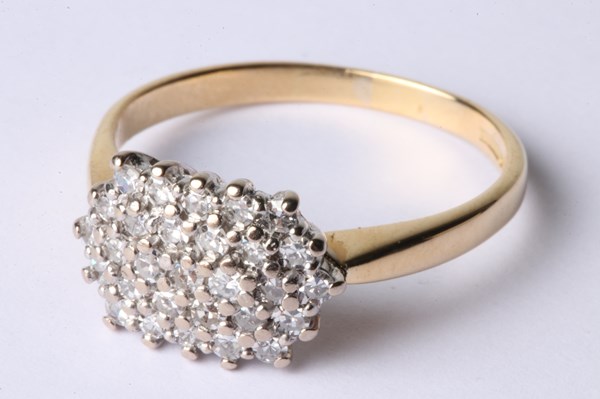 Lot 1011 - GOLD & DIAMOND RING