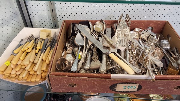 Lot 1330 - FLATWARE