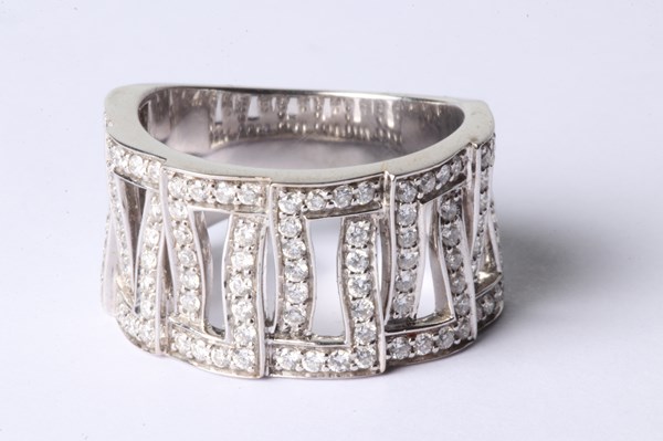 Lot 1022 - GOLD & DIAMOND RING