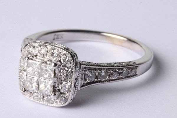 Lot 1008 - GOLD & DIAMOND RING