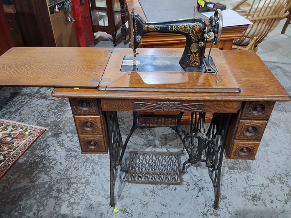 Lot 195 - SEWING MACHINE