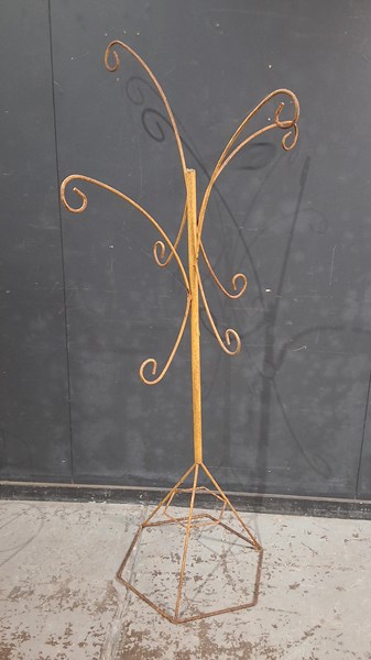 Lot 215 - PLANT HANGER