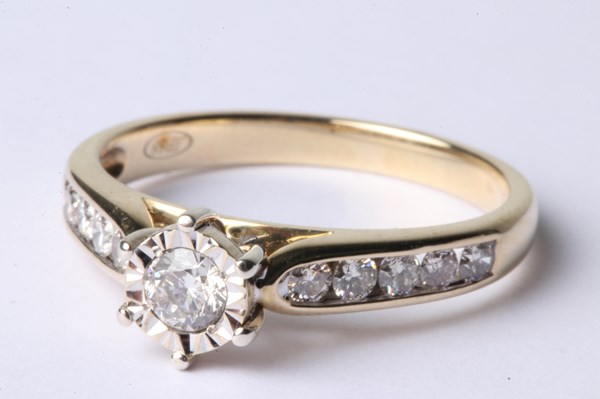 Lot 1021 - GOLD & DIAMOND RING