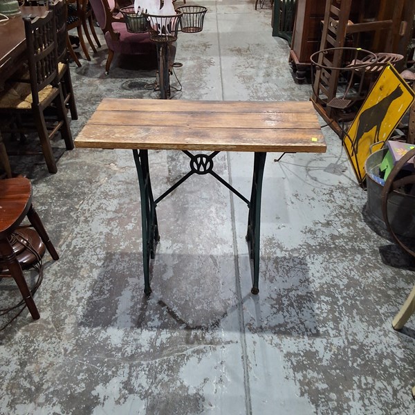 Lot 257 - TABLE