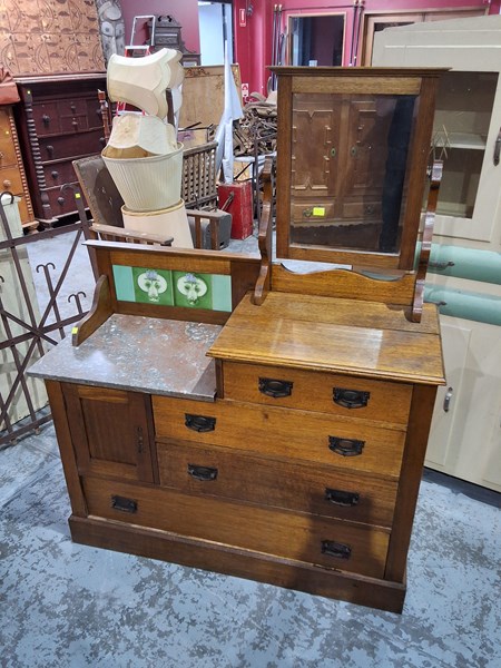 Lot 179 - DRESSING CHEST