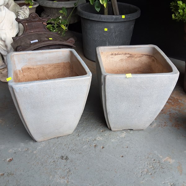 Lot 23 - PLANT POTS