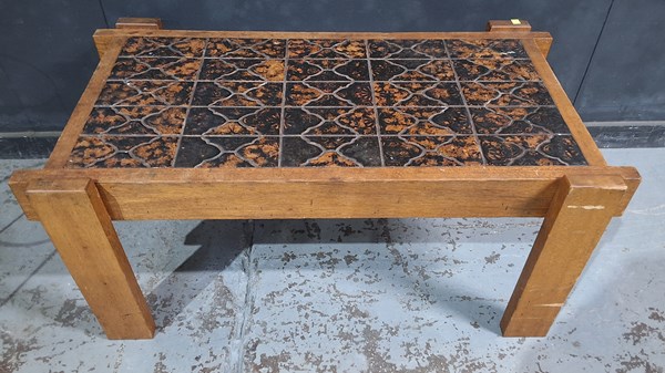 Lot 210 - COFFEE TABLE