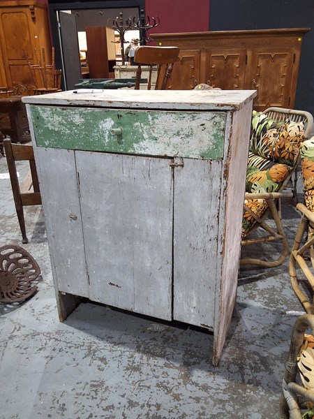 Lot 225 - CUPBOARD