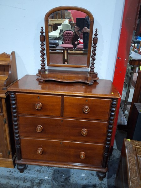 Lot 230 - CHEST OF DRAWERS & MIRROR